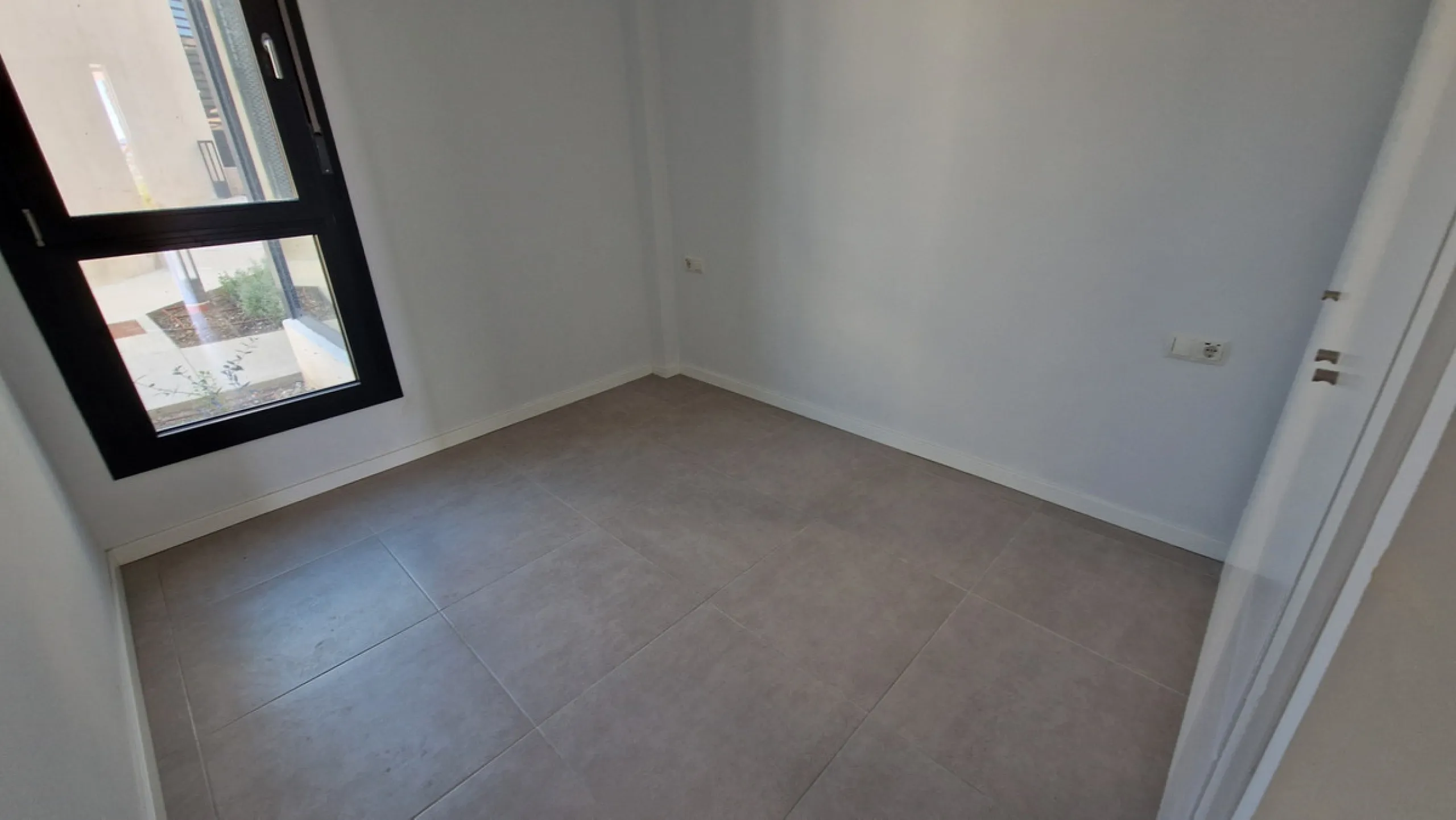 Fantastic brand new 3-bedroom apartment on the ground floor of the newly built complex in Residencial Senda, in the town centre of Estepona. It is a modern gated complex with only 34 apartments, in a privileged area next to the new Auditorium, with everyt