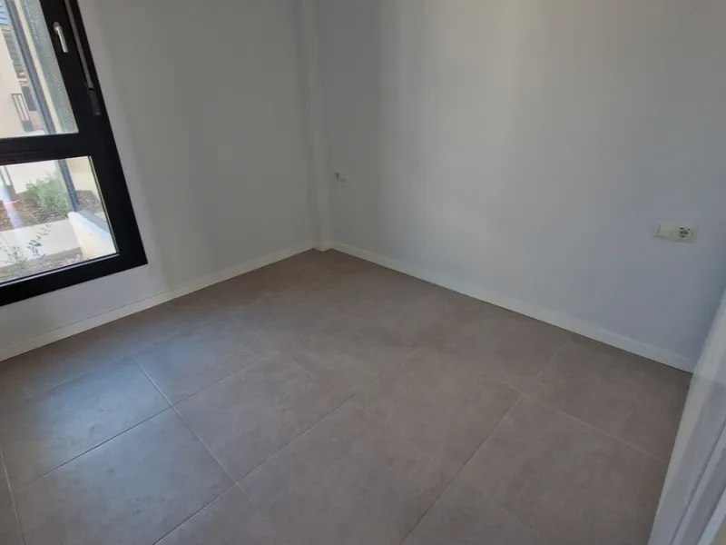 Fantastic brand new 3-bedroom apartment on the ground floor of the newly built complex in Residencial Senda, in the town centre of Estepona. It is a modern gated complex with only 34 apartments, in a privileged area next to the new Auditorium, with everyt