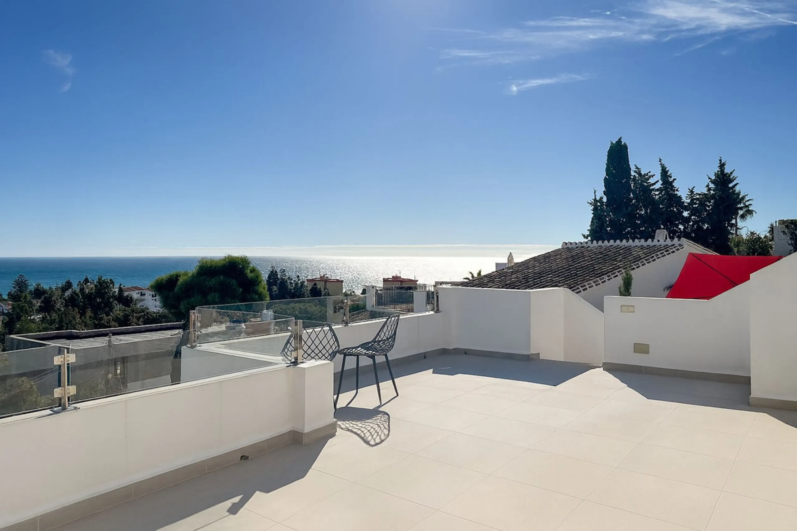 House - Detached Villa в продаже в Mijas, Málaga. В доме 3 спален и 3 ванных комнат. Площадь дома 182 м². Площадь участка 222 м²