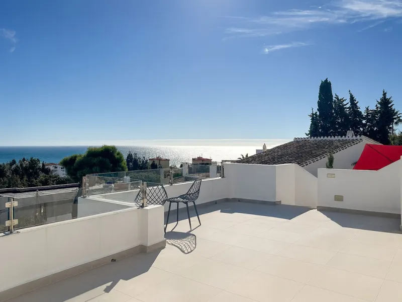 House - Detached Villa в продаже в Mijas, Málaga. В доме 3 спален и 3 ванных комнат. Площадь дома 182 м². Площадь участка 222 м²