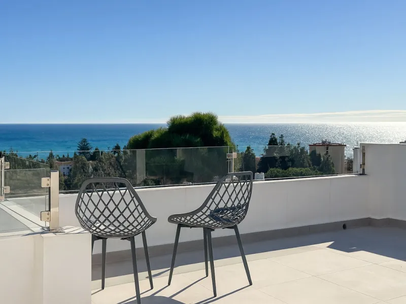 House - Detached Villa в продаже в Mijas, Málaga. В доме 3 спален и 3 ванных комнат. Площадь дома 182 м². Площадь участка 222 м²