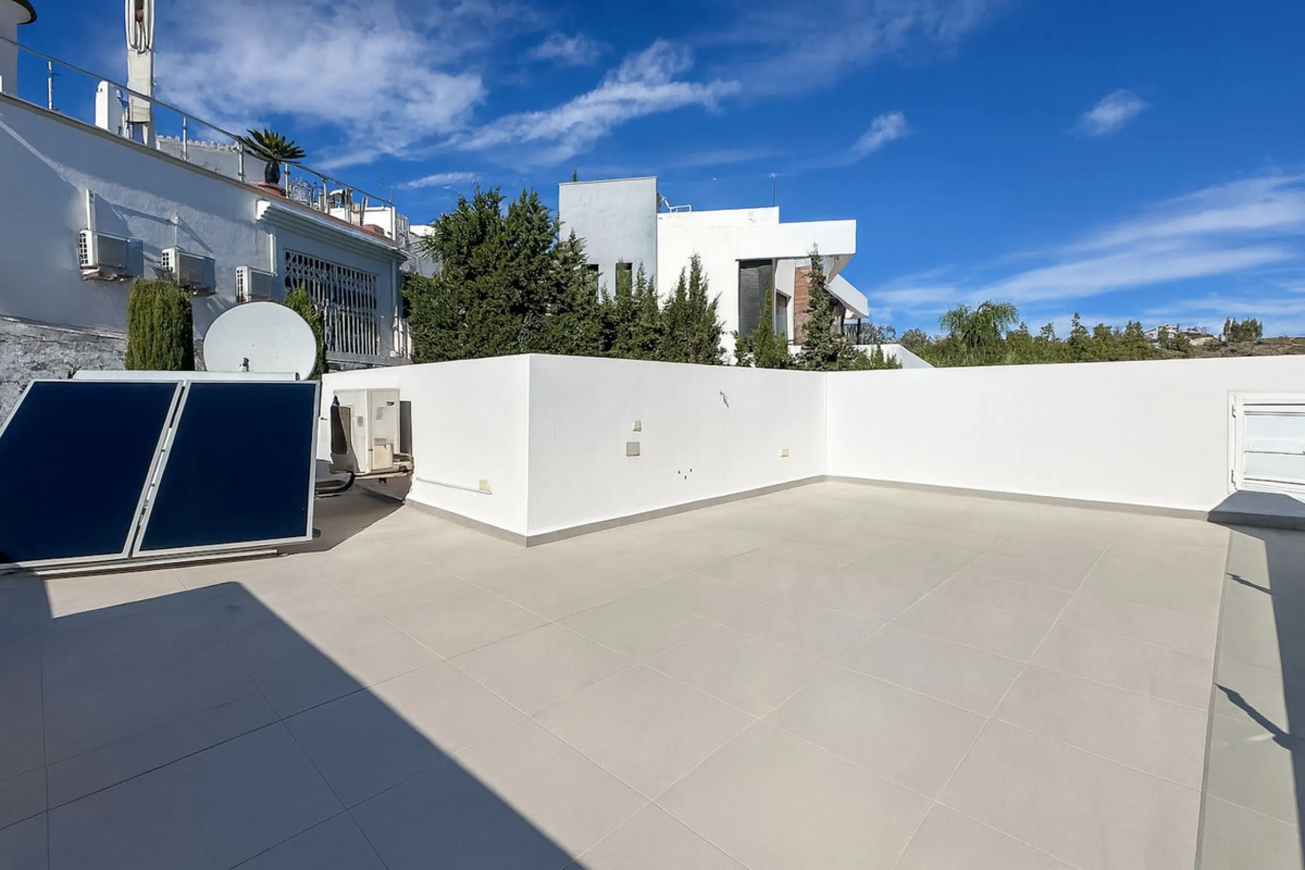 House - Detached Villa в продаже в Mijas, Málaga. В доме 3 спален и 3 ванных комнат. Площадь дома 182 м². Площадь участка 222 м²
