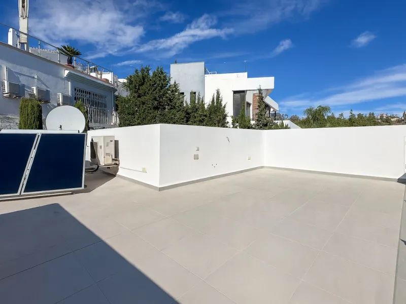 House - Detached Villa в продаже в Mijas, Málaga. В доме 3 спален и 3 ванных комнат. Площадь дома 182 м². Площадь участка 222 м²