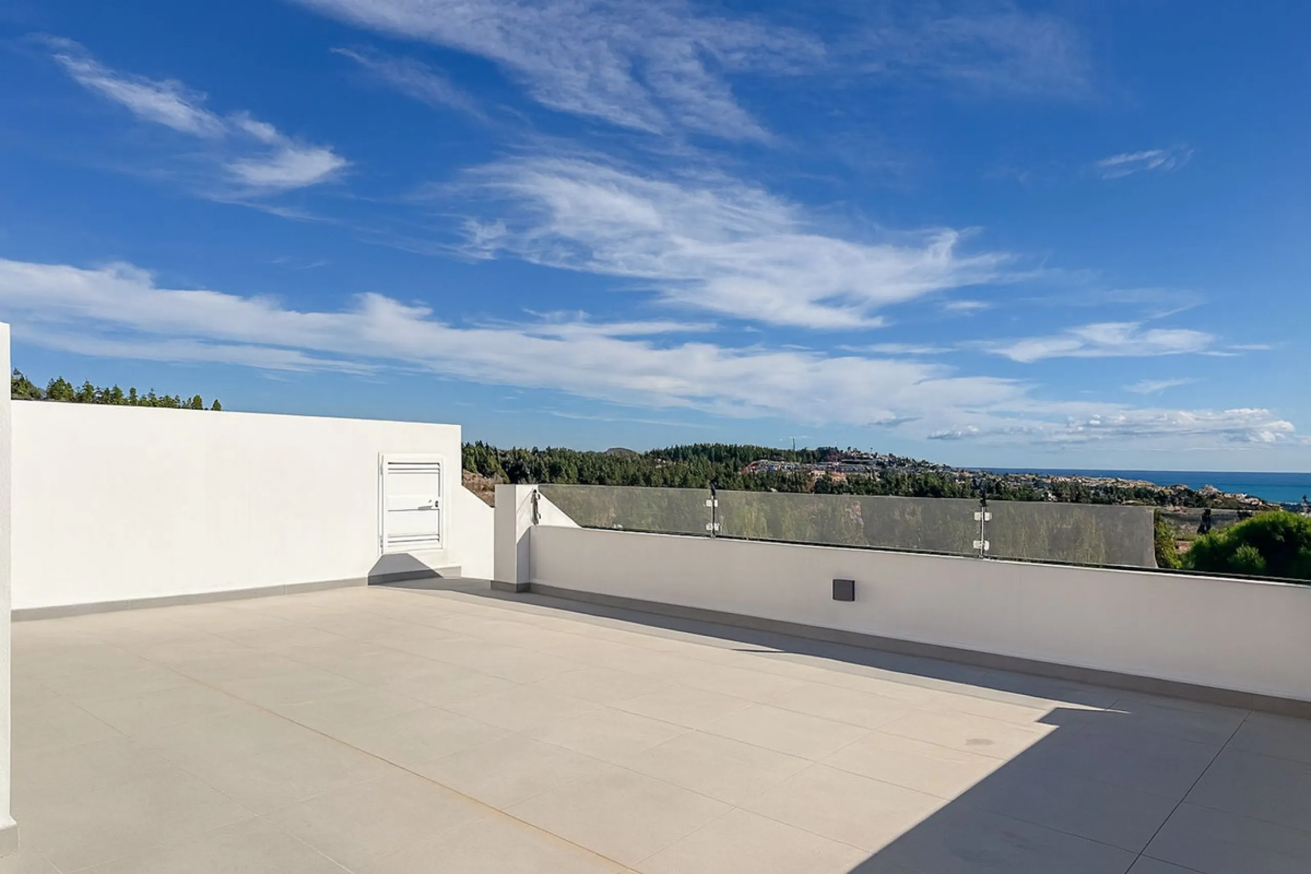 House - Detached Villa в продаже в Mijas, Málaga. В доме 3 спален и 3 ванных комнат. Площадь дома 182 м². Площадь участка 222 м²