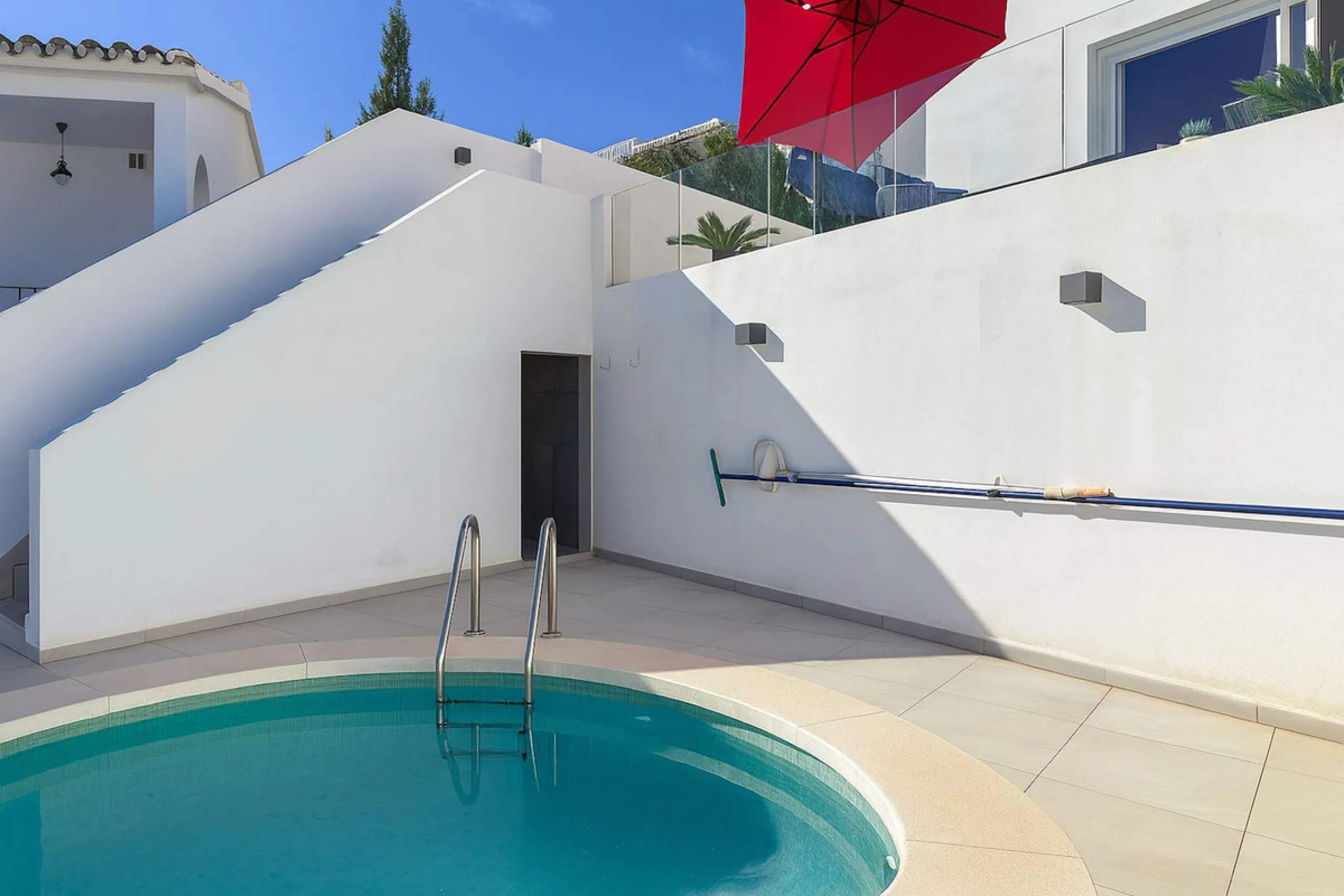 House - Detached Villa в продаже в Mijas, Málaga. В доме 3 спален и 3 ванных комнат. Площадь дома 182 м². Площадь участка 222 м²