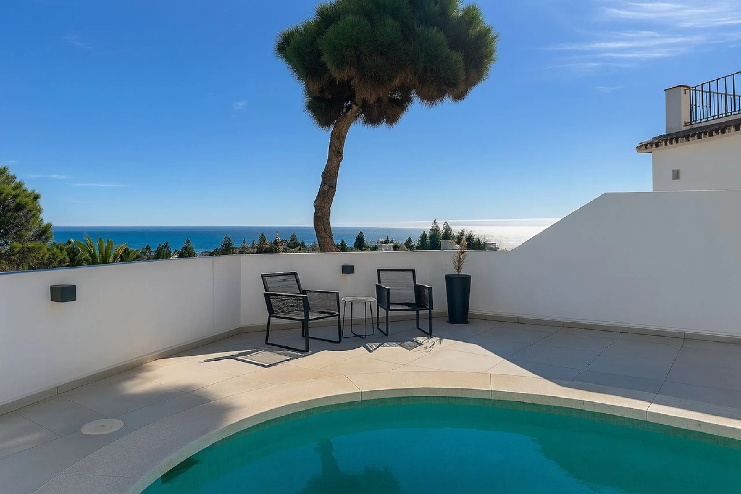 House - Detached Villa в продаже в Mijas, Málaga. В доме 3 спален и 3 ванных комнат. Площадь дома 182 м². Площадь участка 222 м²