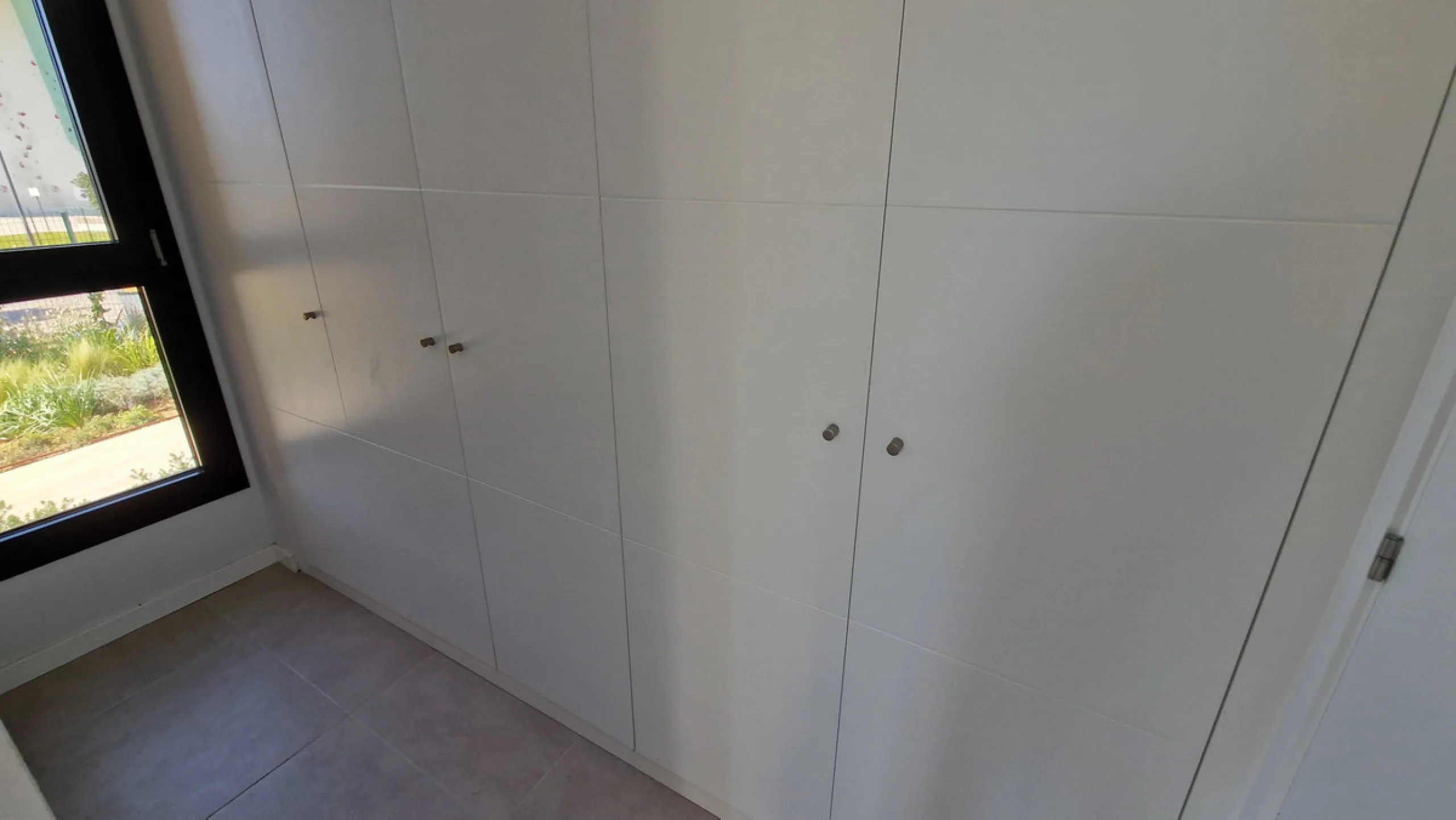 Fantastic brand new 3-bedroom apartment on the ground floor of the newly built complex in Residencial Senda, in the town centre of Estepona. It is a modern gated complex with only 34 apartments, in a privileged area next to the new Auditorium, with everyt