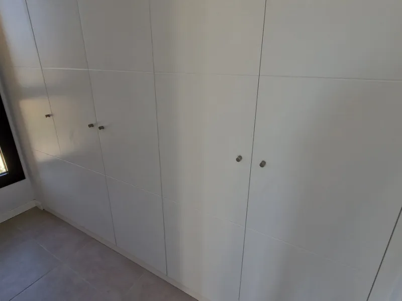 Fantastic brand new 3-bedroom apartment on the ground floor of the newly built complex in Residencial Senda, in the town centre of Estepona. It is a modern gated complex with only 34 apartments, in a privileged area next to the new Auditorium, with everyt