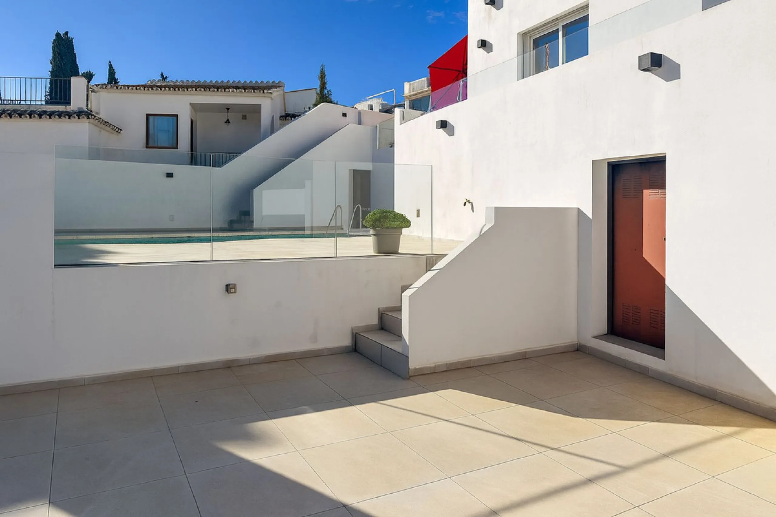 House - Detached Villa в продаже в Mijas, Málaga. В доме 3 спален и 3 ванных комнат. Площадь дома 182 м². Площадь участка 222 м²