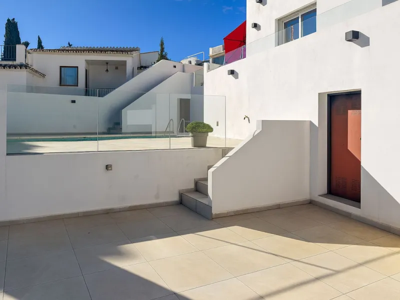 House - Detached Villa в продаже в Mijas, Málaga. В доме 3 спален и 3 ванных комнат. Площадь дома 182 м². Площадь участка 222 м²