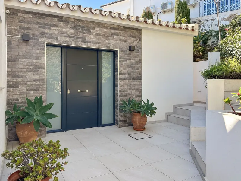 House - Detached Villa в продаже в Mijas, Málaga. В доме 3 спален и 3 ванных комнат. Площадь дома 182 м². Площадь участка 222 м²