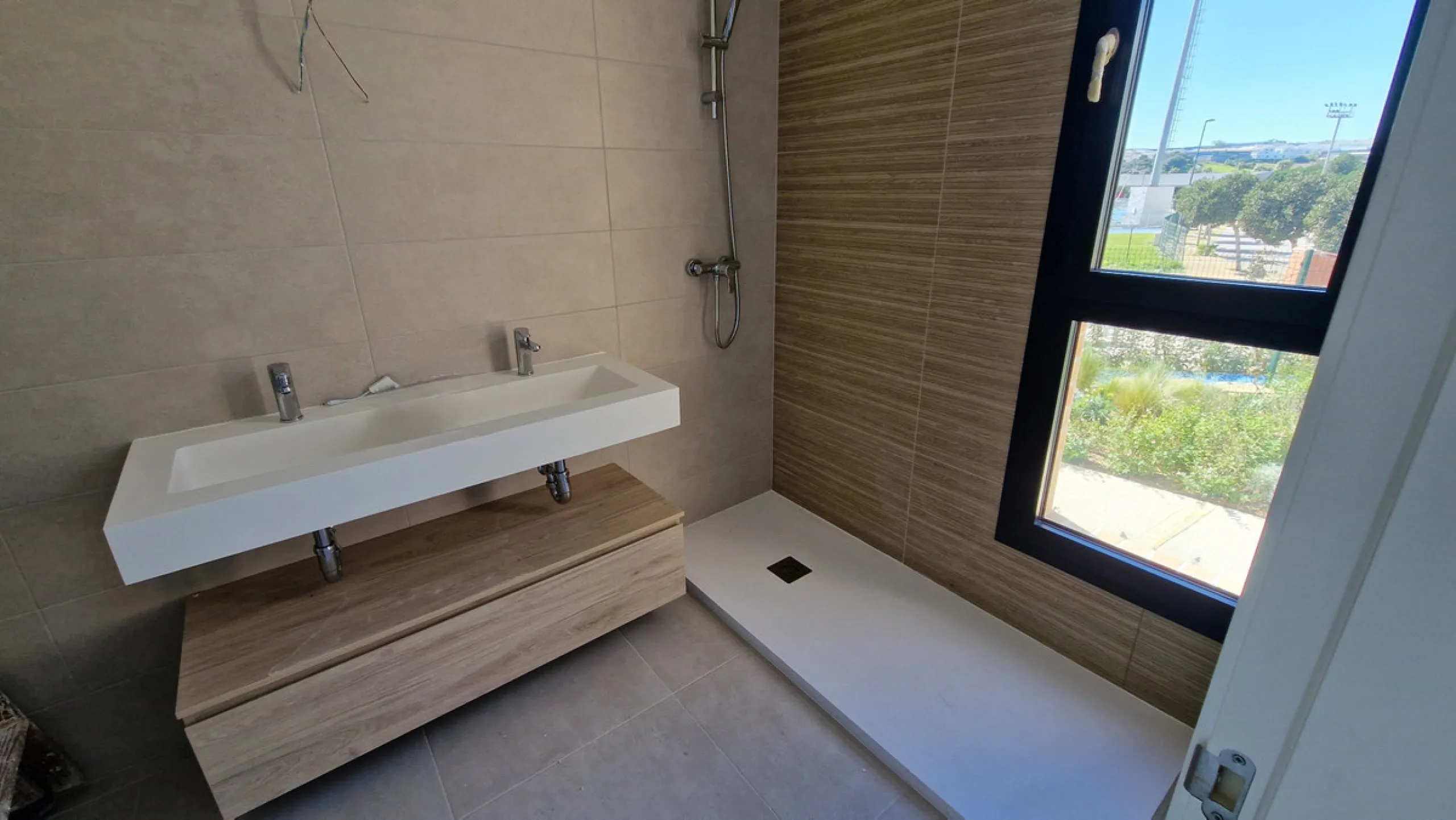 Fantastic brand new 3-bedroom apartment on the ground floor of the newly built complex in Residencial Senda, in the town centre of Estepona. It is a modern gated complex with only 34 apartments, in a privileged area next to the new Auditorium, with everyt