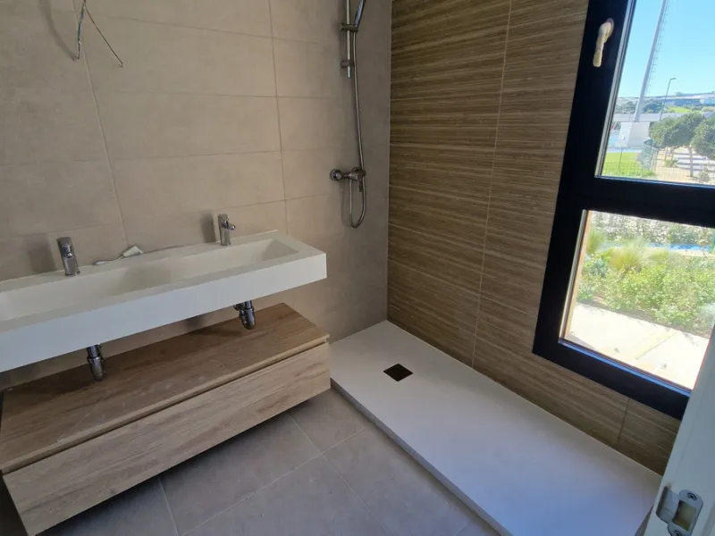 Fantastic brand new 3-bedroom apartment on the ground floor of the newly built complex in Residencial Senda, in the town centre of Estepona. It is a modern gated complex with only 34 apartments, in a privileged area next to the new Auditorium, with everyt