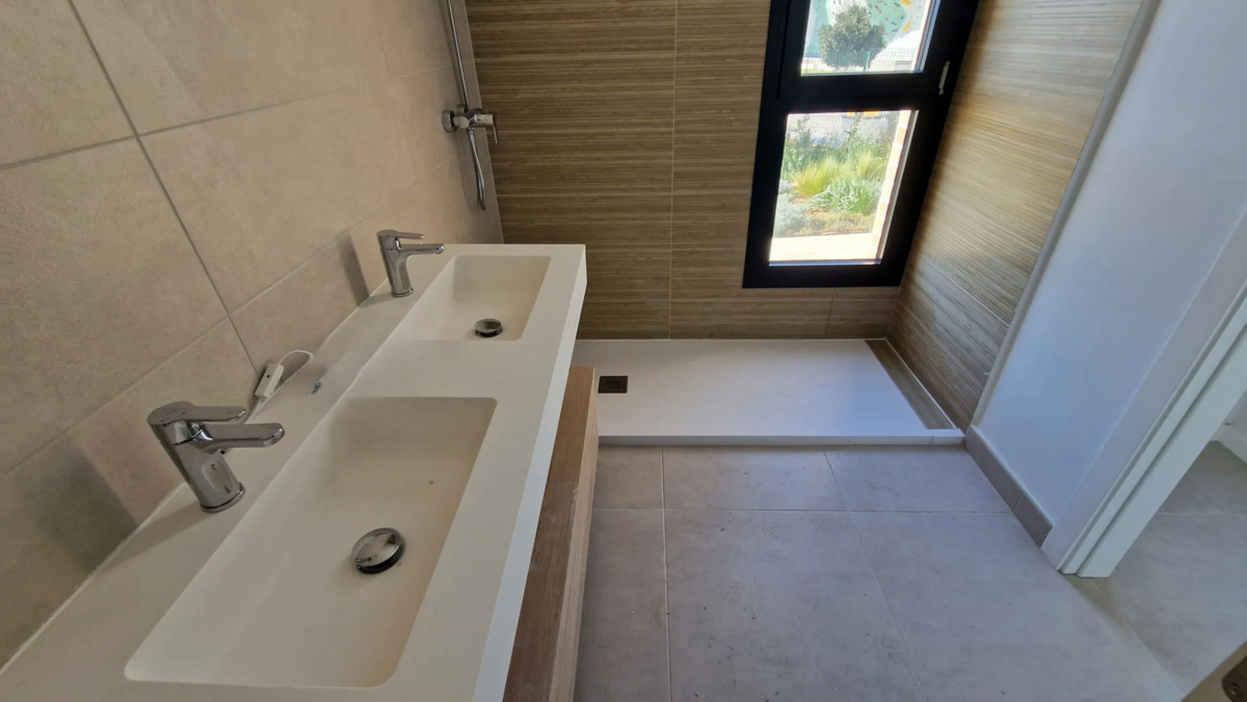 Fantastic brand new 3-bedroom apartment on the ground floor of the newly built complex in Residencial Senda, in the town centre of Estepona. It is a modern gated complex with only 34 apartments, in a privileged area next to the new Auditorium, with everyt