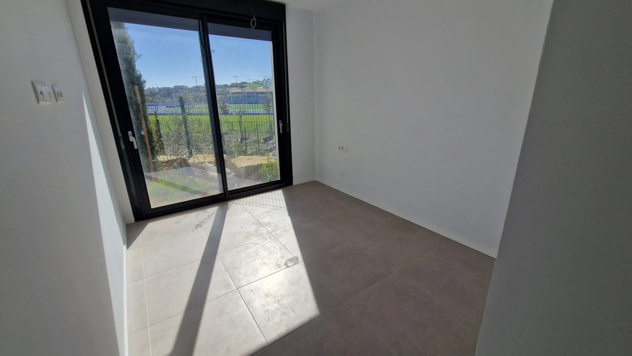 Fantastic brand new 3-bedroom apartment on the ground floor of the newly built complex in Residencial Senda, in the town centre of Estepona. It is a modern gated complex with only 34 apartments, in a privileged area next to the new Auditorium, with everyt