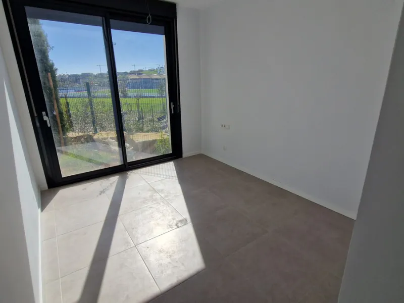 Fantastic brand new 3-bedroom apartment on the ground floor of the newly built complex in Residencial Senda, in the town centre of Estepona. It is a modern gated complex with only 34 apartments, in a privileged area next to the new Auditorium, with everyt