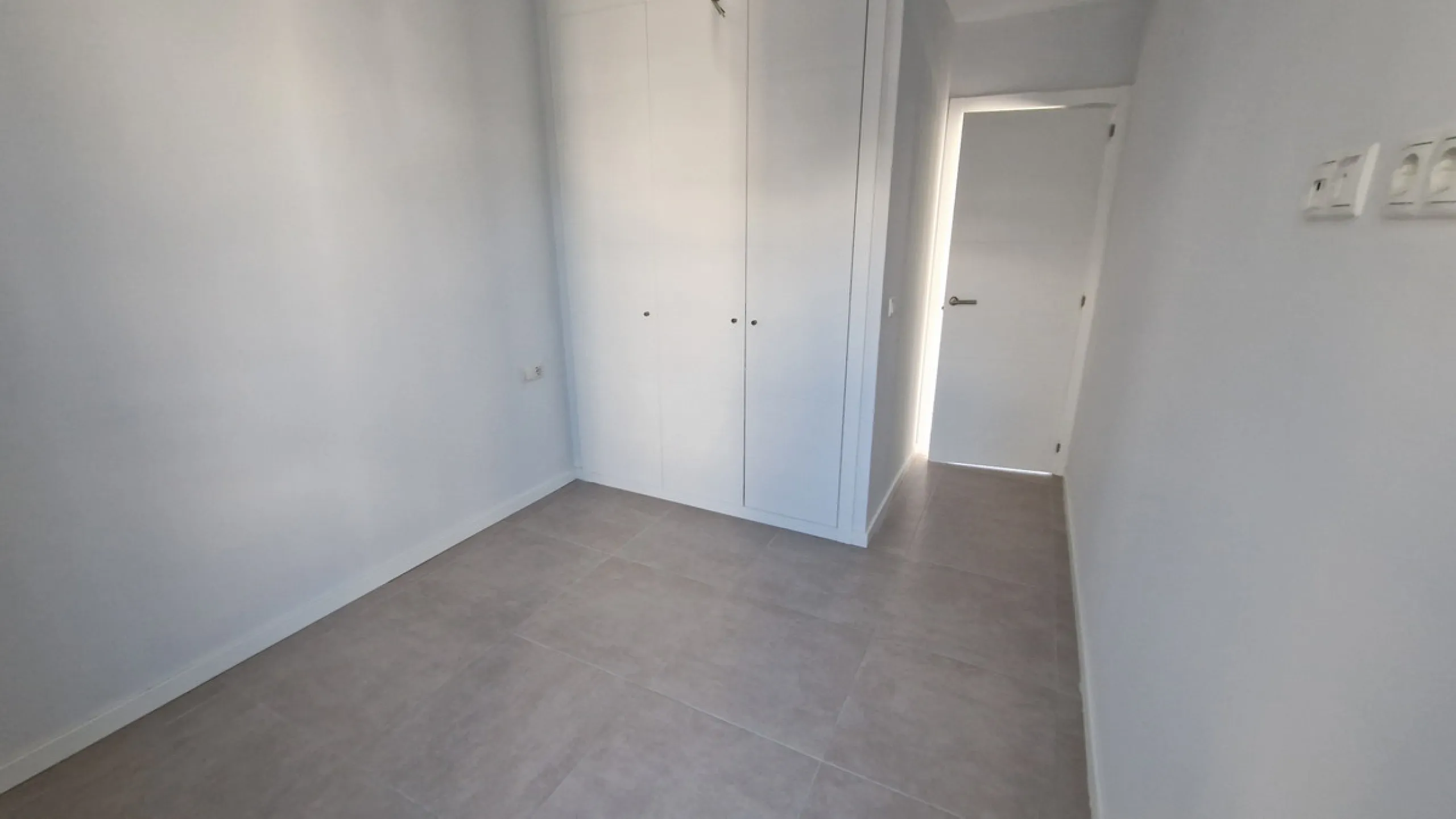 Fantastic brand new 3-bedroom apartment on the ground floor of the newly built complex in Residencial Senda, in the town centre of Estepona. It is a modern gated complex with only 34 apartments, in a privileged area next to the new Auditorium, with everyt