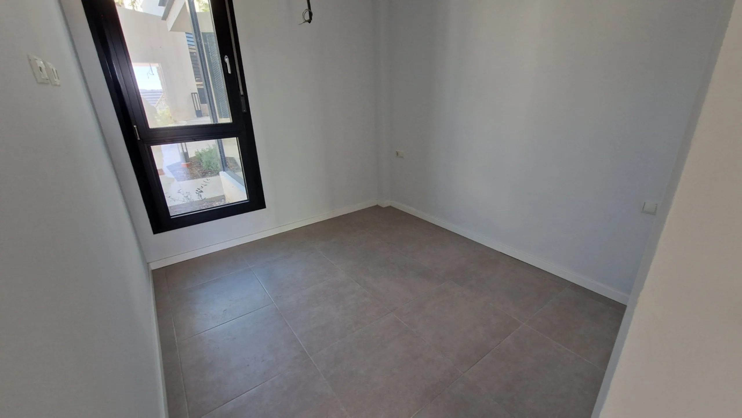 Fantastic brand new 3-bedroom apartment on the ground floor of the newly built complex in Residencial Senda, in the town centre of Estepona. It is a modern gated complex with only 34 apartments, in a privileged area next to the new Auditorium, with everyt