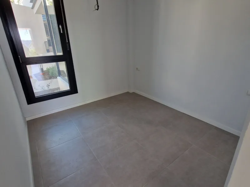 Fantastic brand new 3-bedroom apartment on the ground floor of the newly built complex in Residencial Senda, in the town centre of Estepona. It is a modern gated complex with only 34 apartments, in a privileged area next to the new Auditorium, with everyt