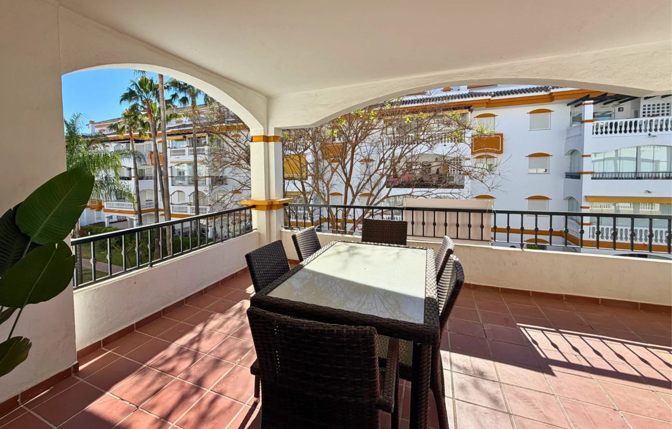 New to the market, ready to move into 2 bed / 2 bath west facing middle floor apartment in La Dama de Noche
