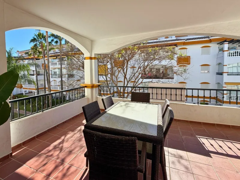 New to the market, ready to move into 2 bed / 2 bath west facing middle floor apartment in La Dama de Noche