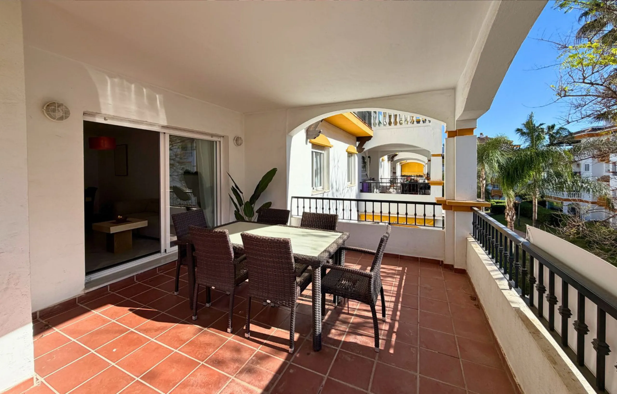 New to the market, ready to move into 2 bed / 2 bath west facing middle floor apartment in La Dama de Noche