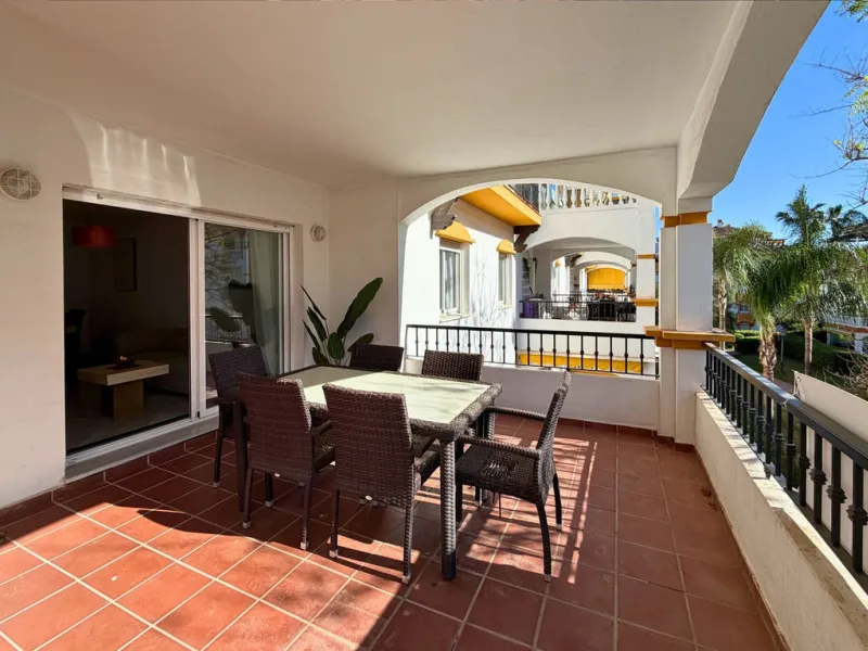 New to the market, ready to move into 2 bed / 2 bath west facing middle floor apartment in La Dama de Noche