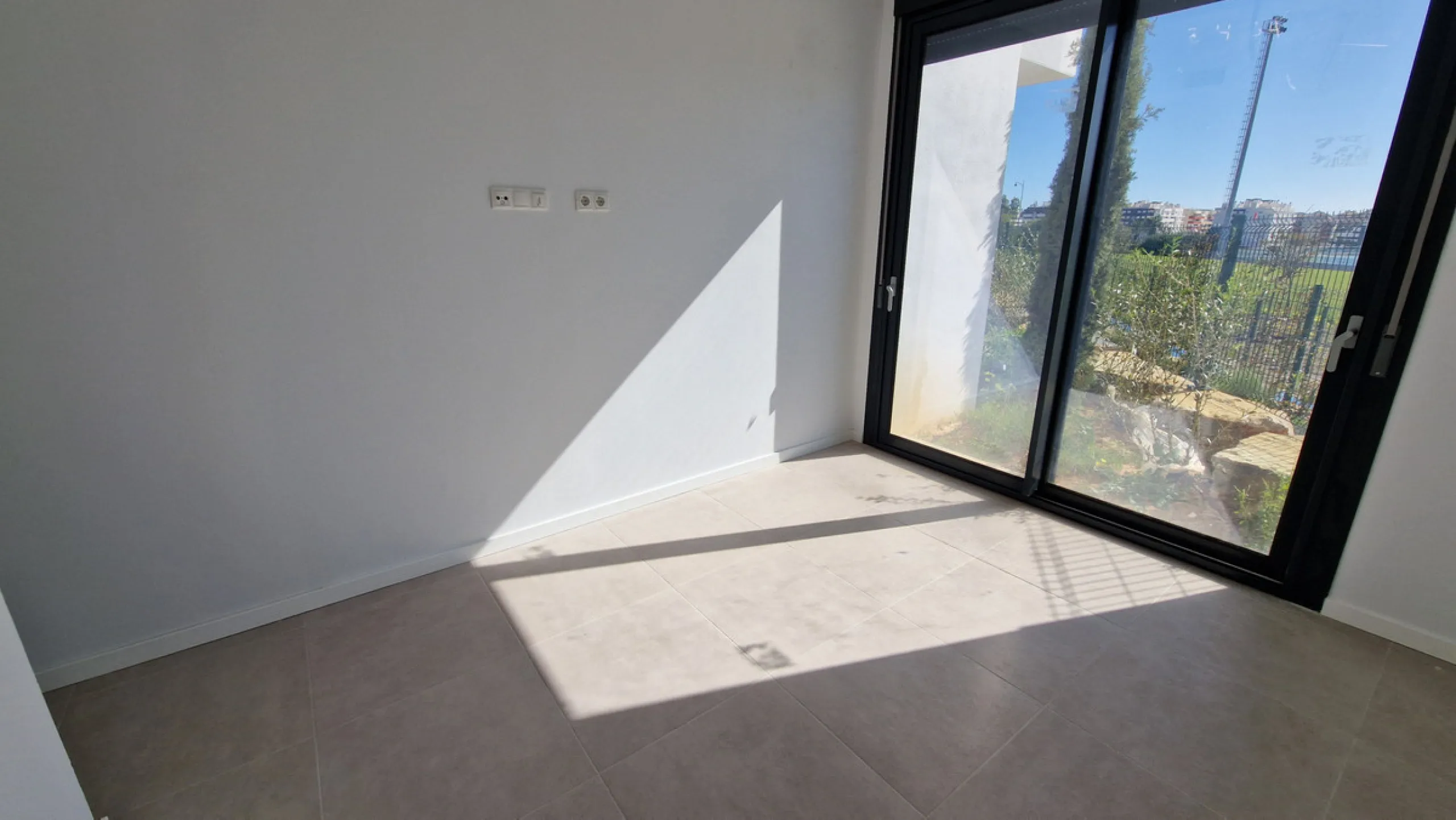 Fantastic brand new 3-bedroom apartment on the ground floor of the newly built complex in Residencial Senda, in the town centre of Estepona. It is a modern gated complex with only 34 apartments, in a privileged area next to the new Auditorium, with everyt