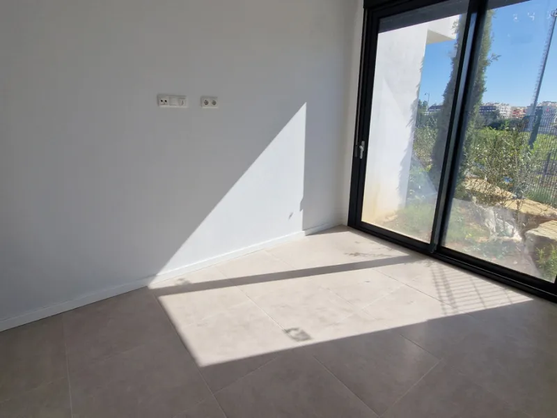 Fantastic brand new 3-bedroom apartment on the ground floor of the newly built complex in Residencial Senda, in the town centre of Estepona. It is a modern gated complex with only 34 apartments, in a privileged area next to the new Auditorium, with everyt