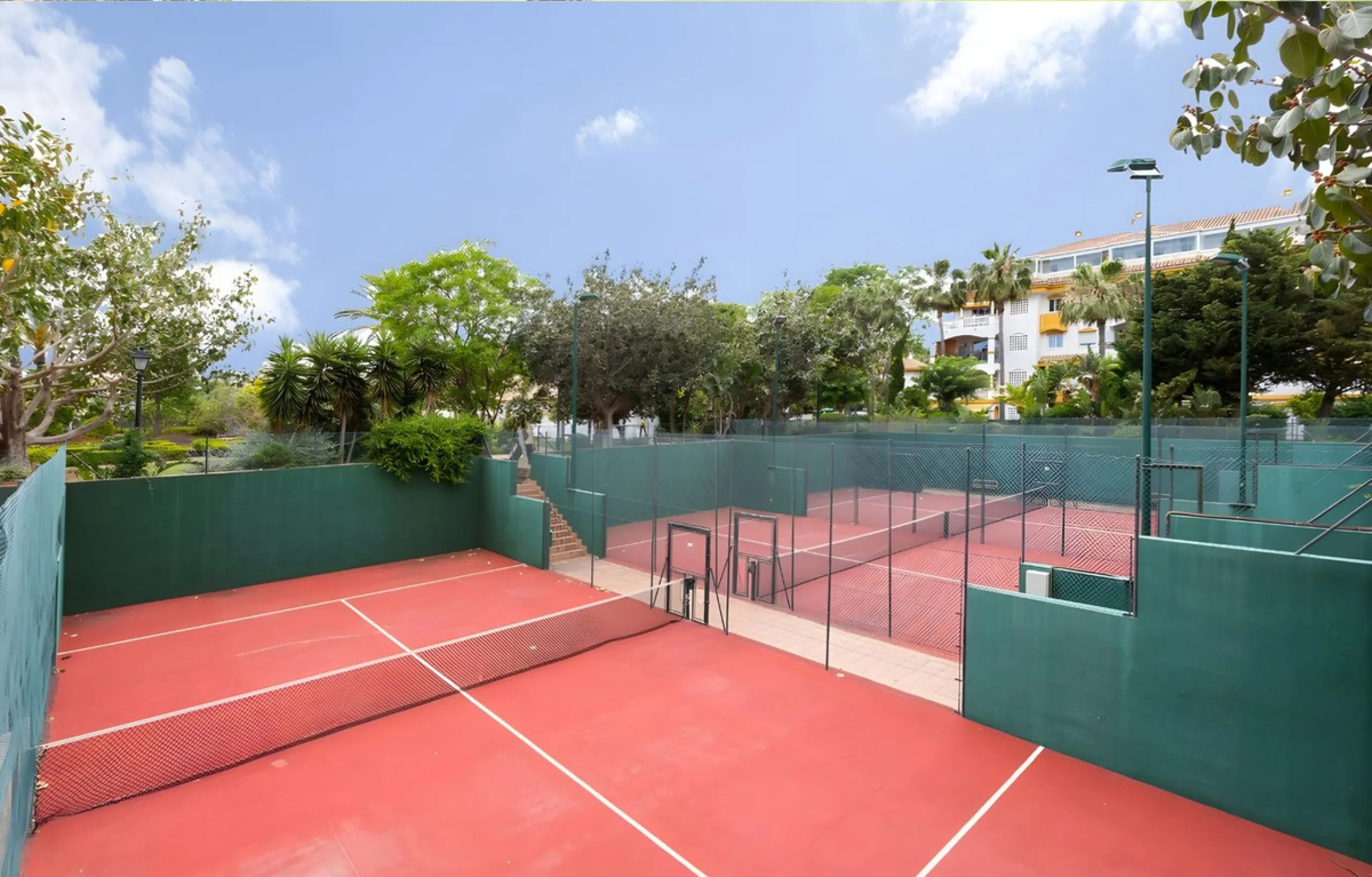 New to the market, ready to move into 2 bed / 2 bath west facing middle floor apartment in La Dama de Noche