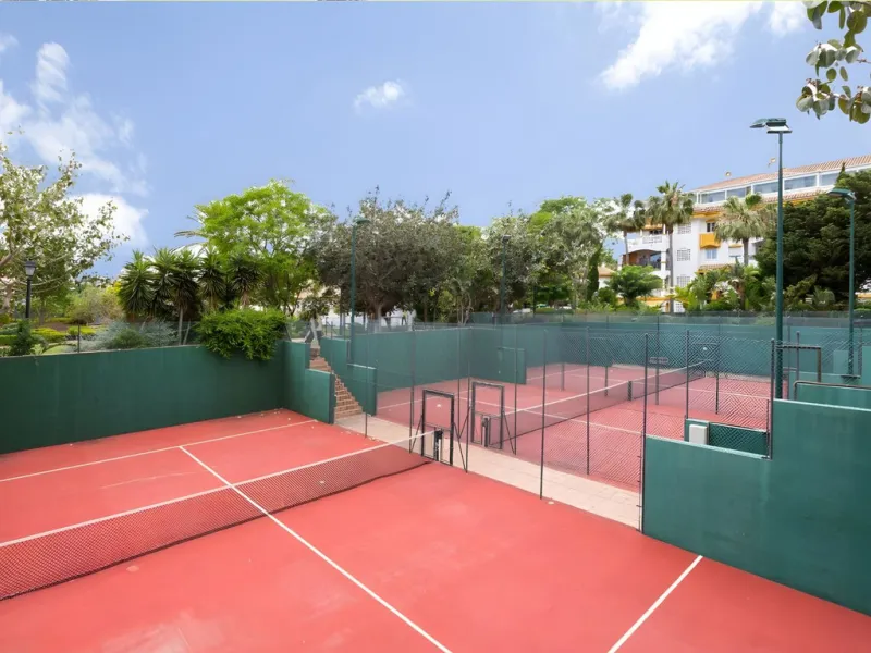 New to the market, ready to move into 2 bed / 2 bath west facing middle floor apartment in La Dama de Noche
