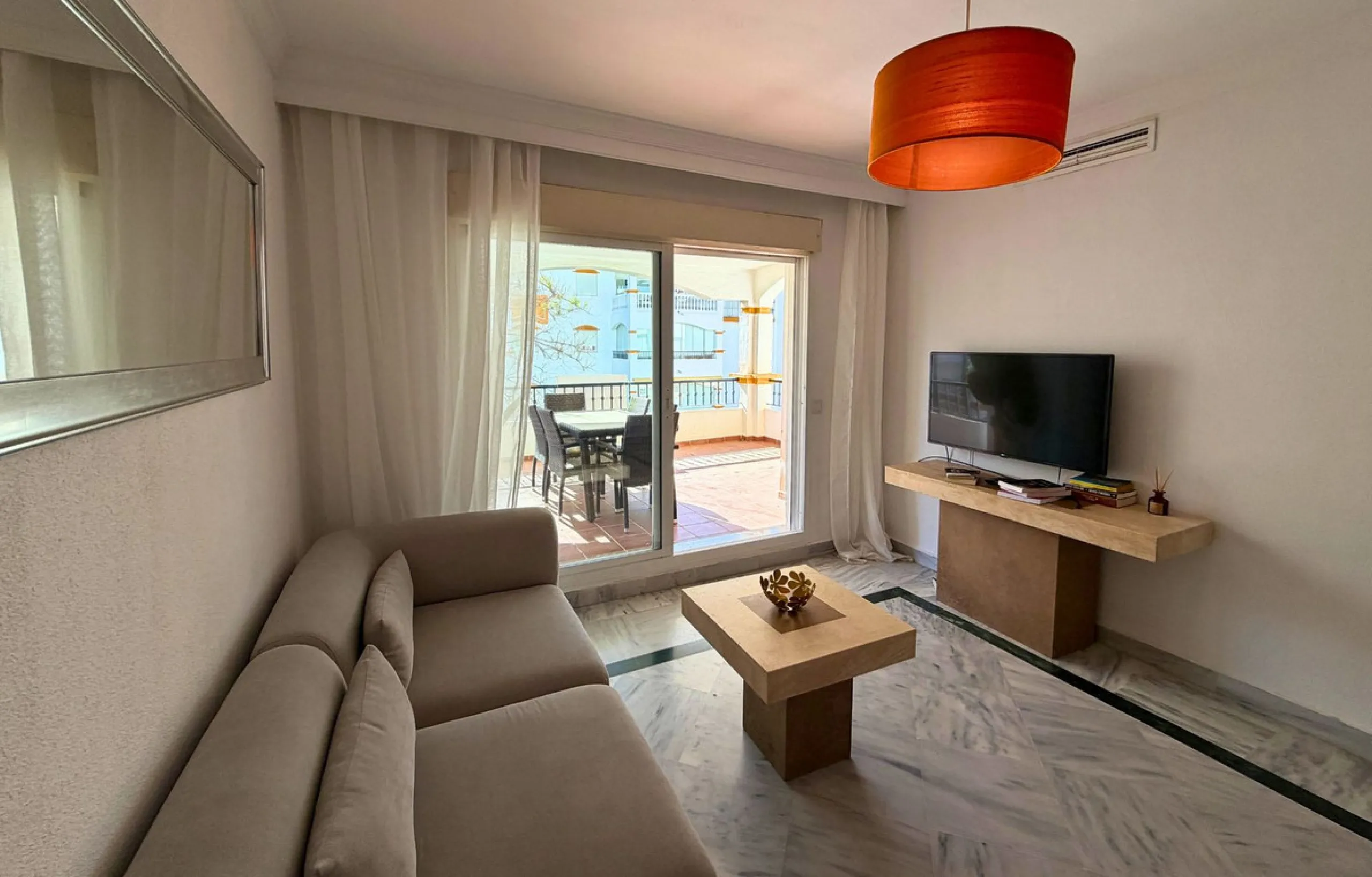 New to the market, ready to move into 2 bed / 2 bath west facing middle floor apartment in La Dama de Noche