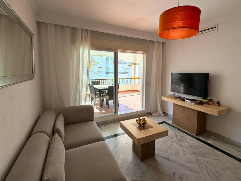 New to the market, ready to move into 2 bed / 2 bath west facing middle floor apartment in La Dama de Noche