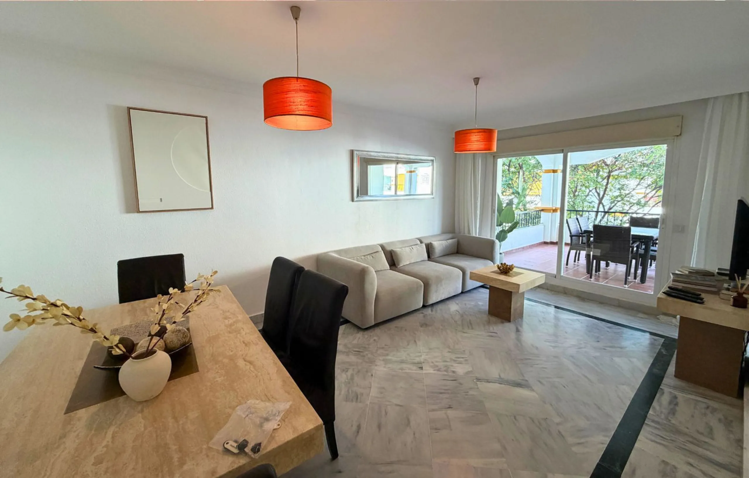 New to the market, ready to move into 2 bed / 2 bath west facing middle floor apartment in La Dama de Noche
