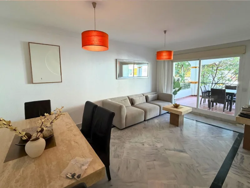 New to the market, ready to move into 2 bed / 2 bath west facing middle floor apartment in La Dama de Noche