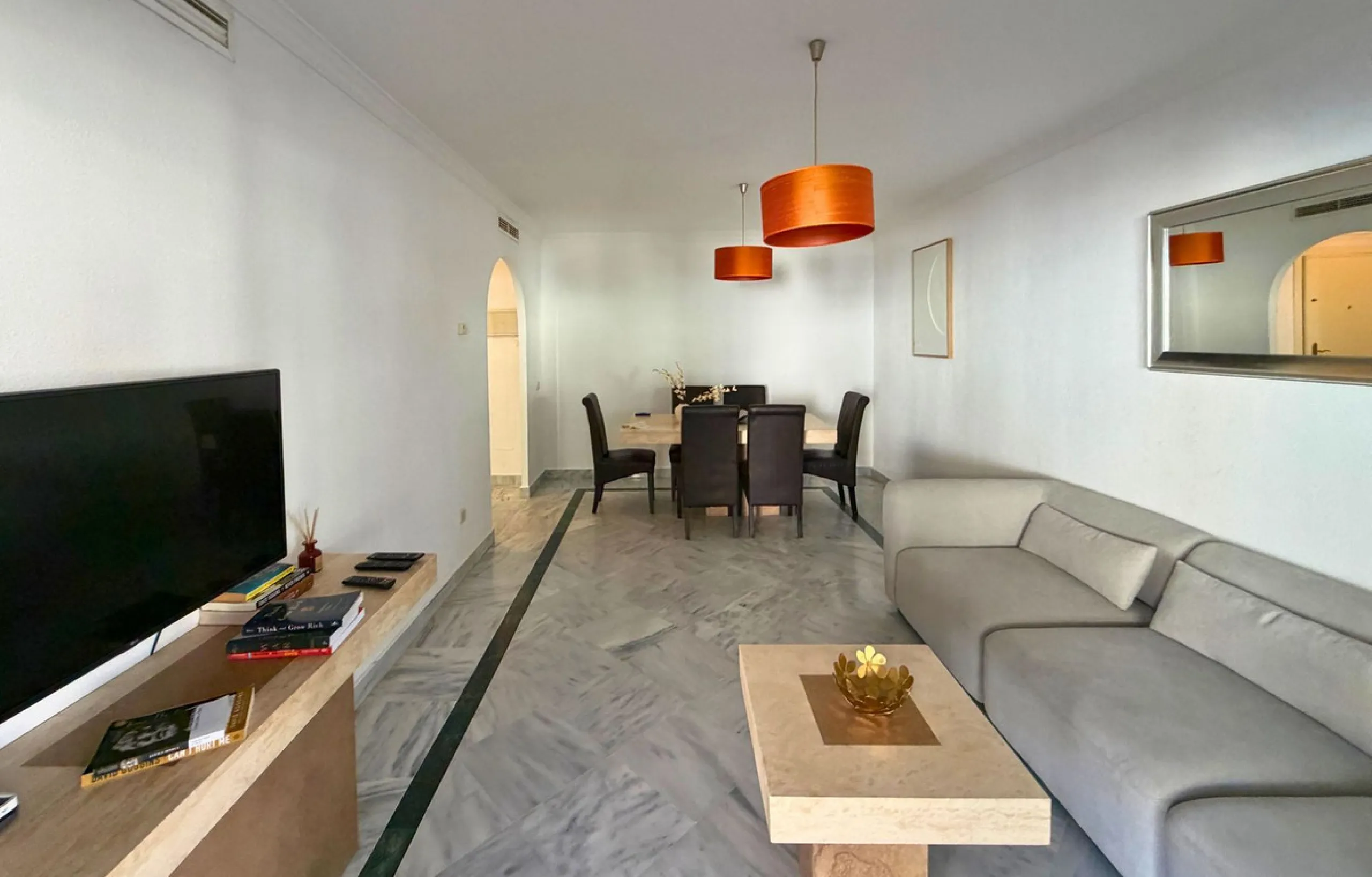 New to the market, ready to move into 2 bed / 2 bath west facing middle floor apartment in La Dama de Noche