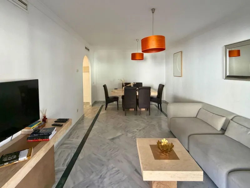 New to the market, ready to move into 2 bed / 2 bath west facing middle floor apartment in La Dama de Noche