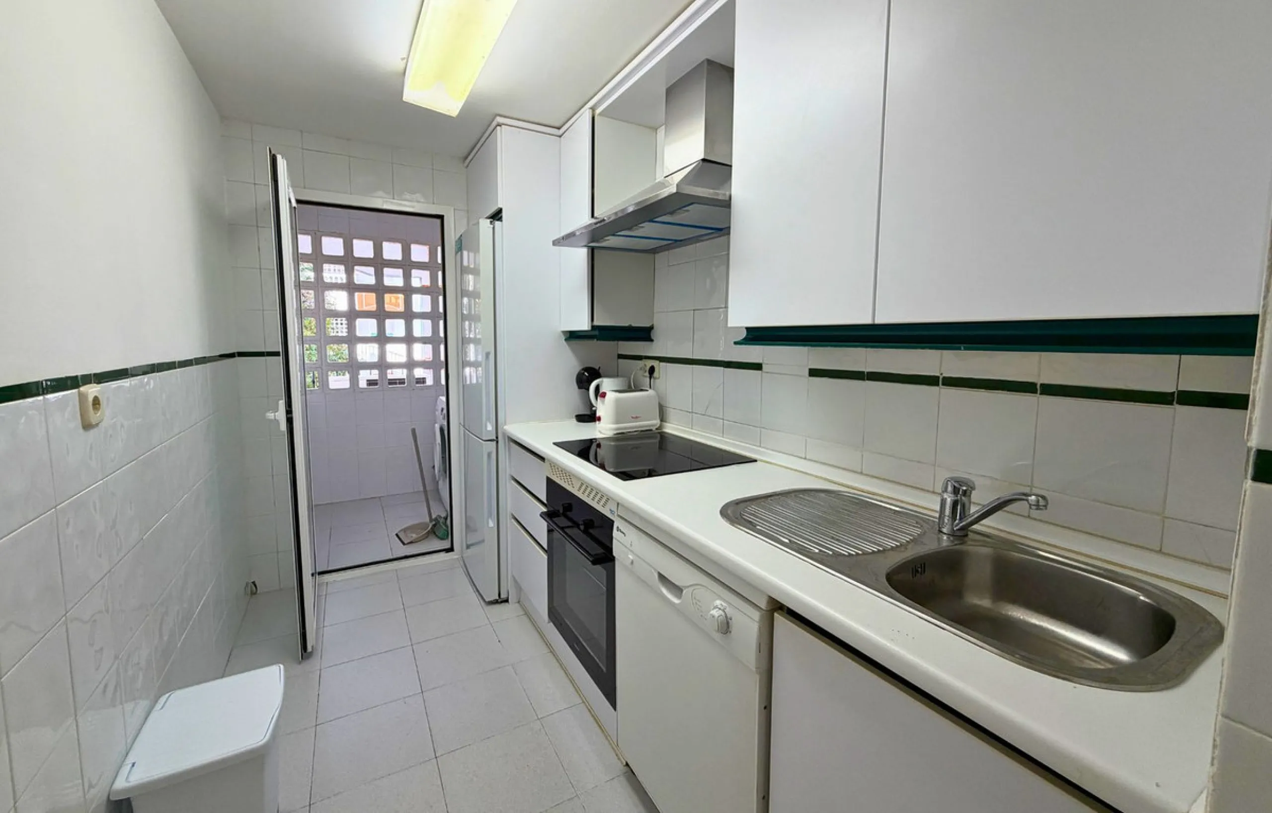 New to the market, ready to move into 2 bed / 2 bath west facing middle floor apartment in La Dama de Noche