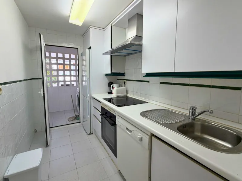 New to the market, ready to move into 2 bed / 2 bath west facing middle floor apartment in La Dama de Noche