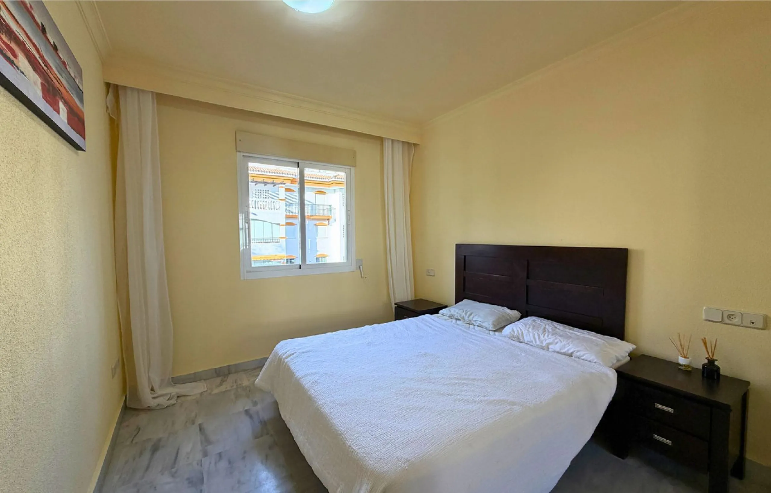 New to the market, ready to move into 2 bed / 2 bath west facing middle floor apartment in La Dama de Noche