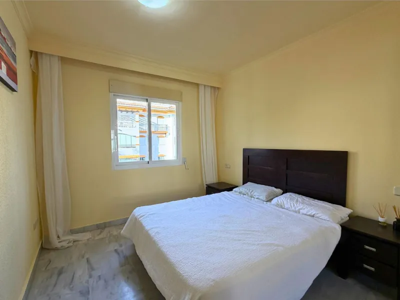 New to the market, ready to move into 2 bed / 2 bath west facing middle floor apartment in La Dama de Noche
