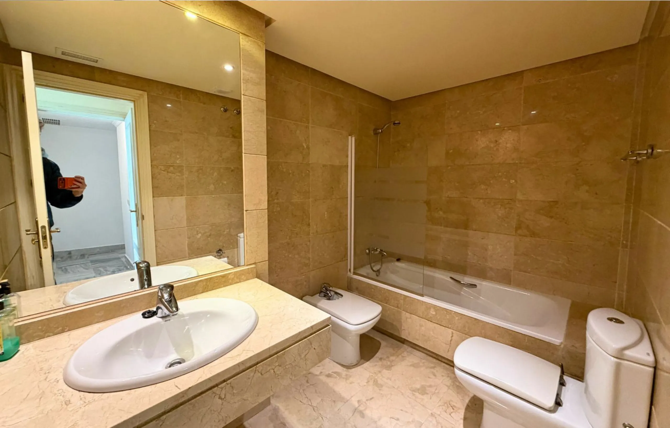 New to the market, ready to move into 2 bed / 2 bath west facing middle floor apartment in La Dama de Noche