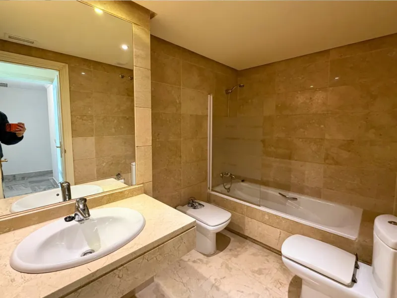 New to the market, ready to move into 2 bed / 2 bath west facing middle floor apartment in La Dama de Noche