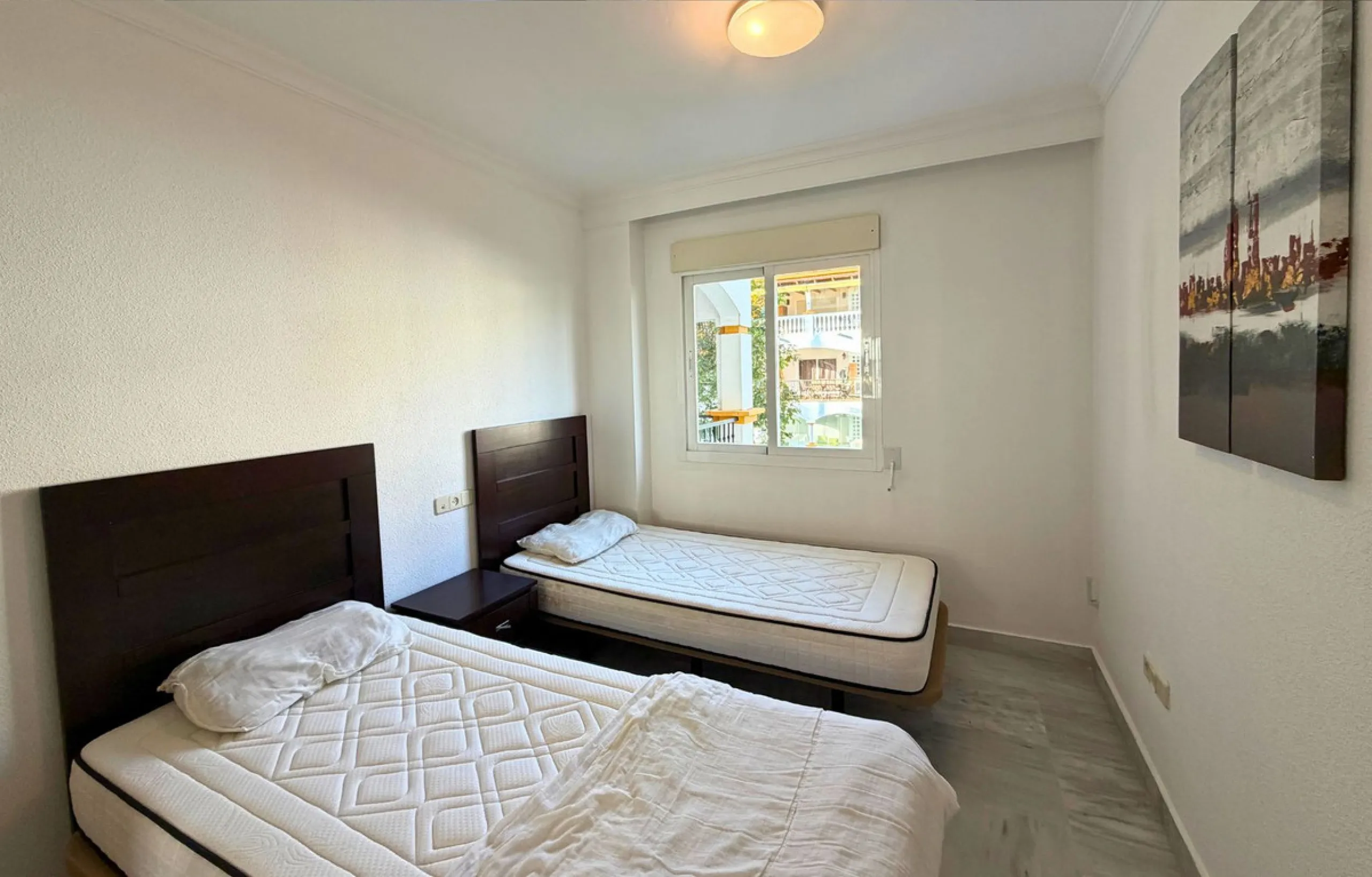 New to the market, ready to move into 2 bed / 2 bath west facing middle floor apartment in La Dama de Noche