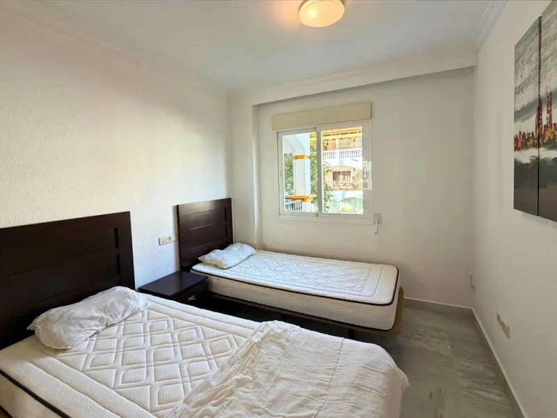 New to the market, ready to move into 2 bed / 2 bath west facing middle floor apartment in La Dama de Noche