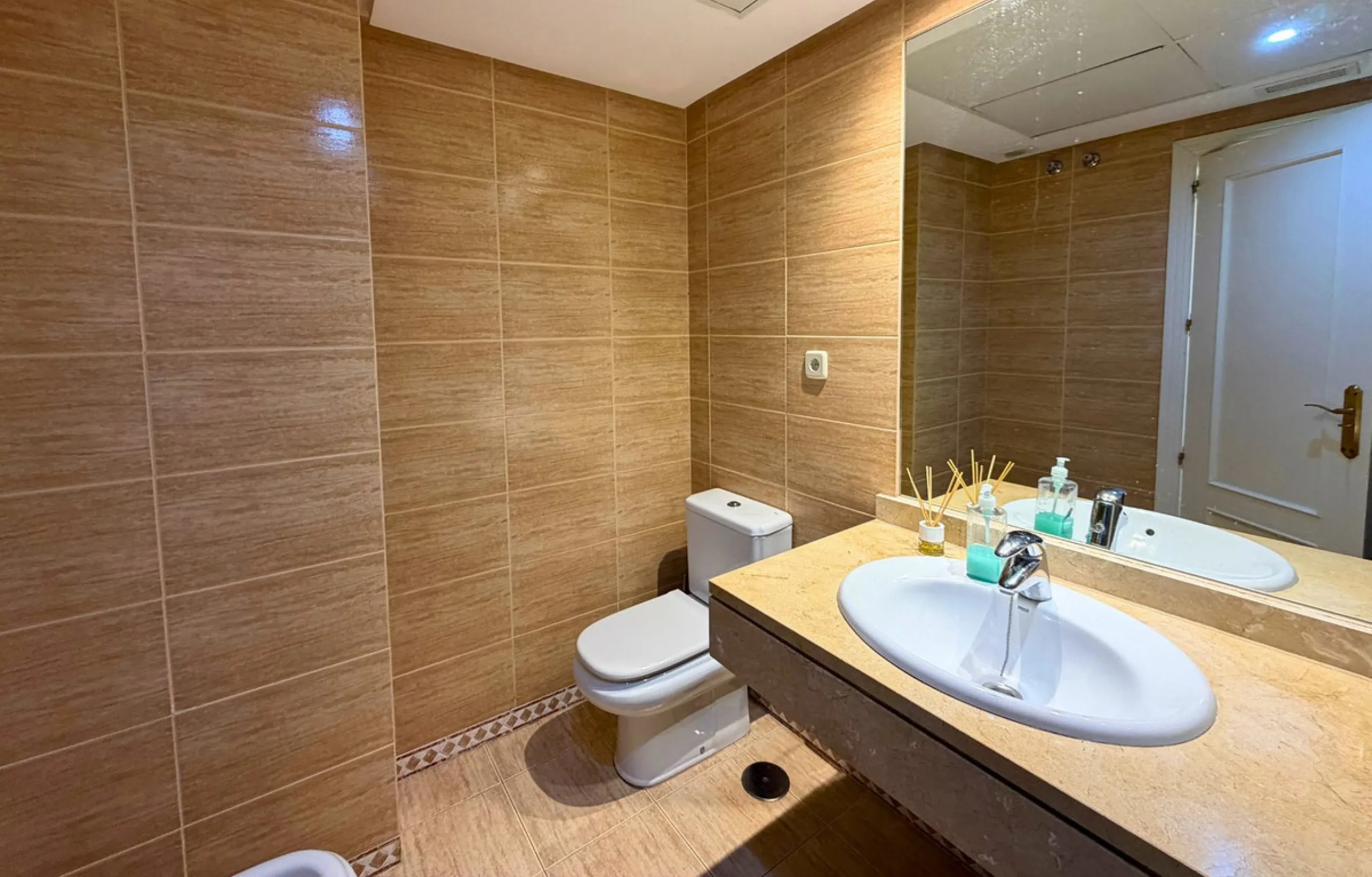 New to the market, ready to move into 2 bed / 2 bath west facing middle floor apartment in La Dama de Noche