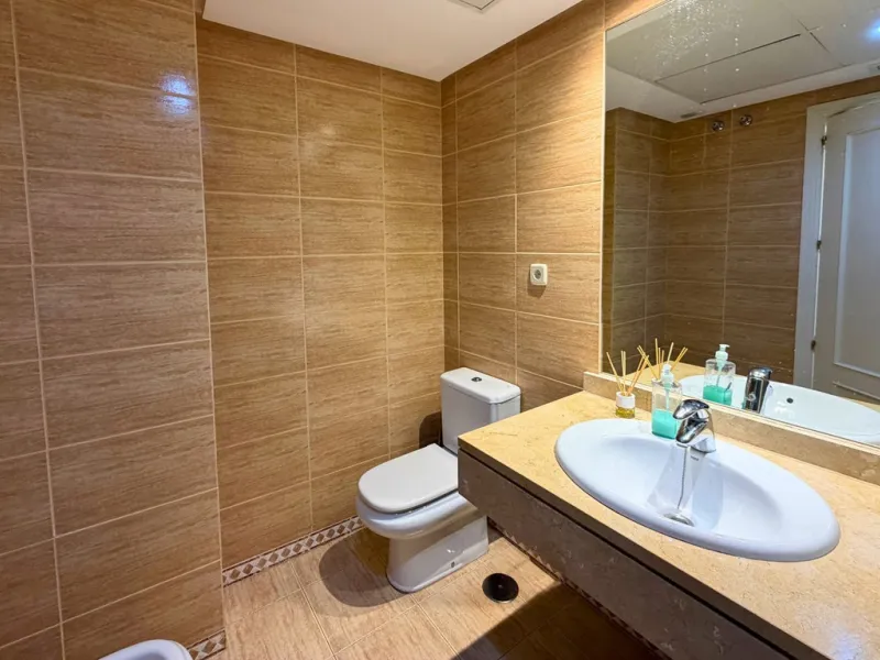 New to the market, ready to move into 2 bed / 2 bath west facing middle floor apartment in La Dama de Noche