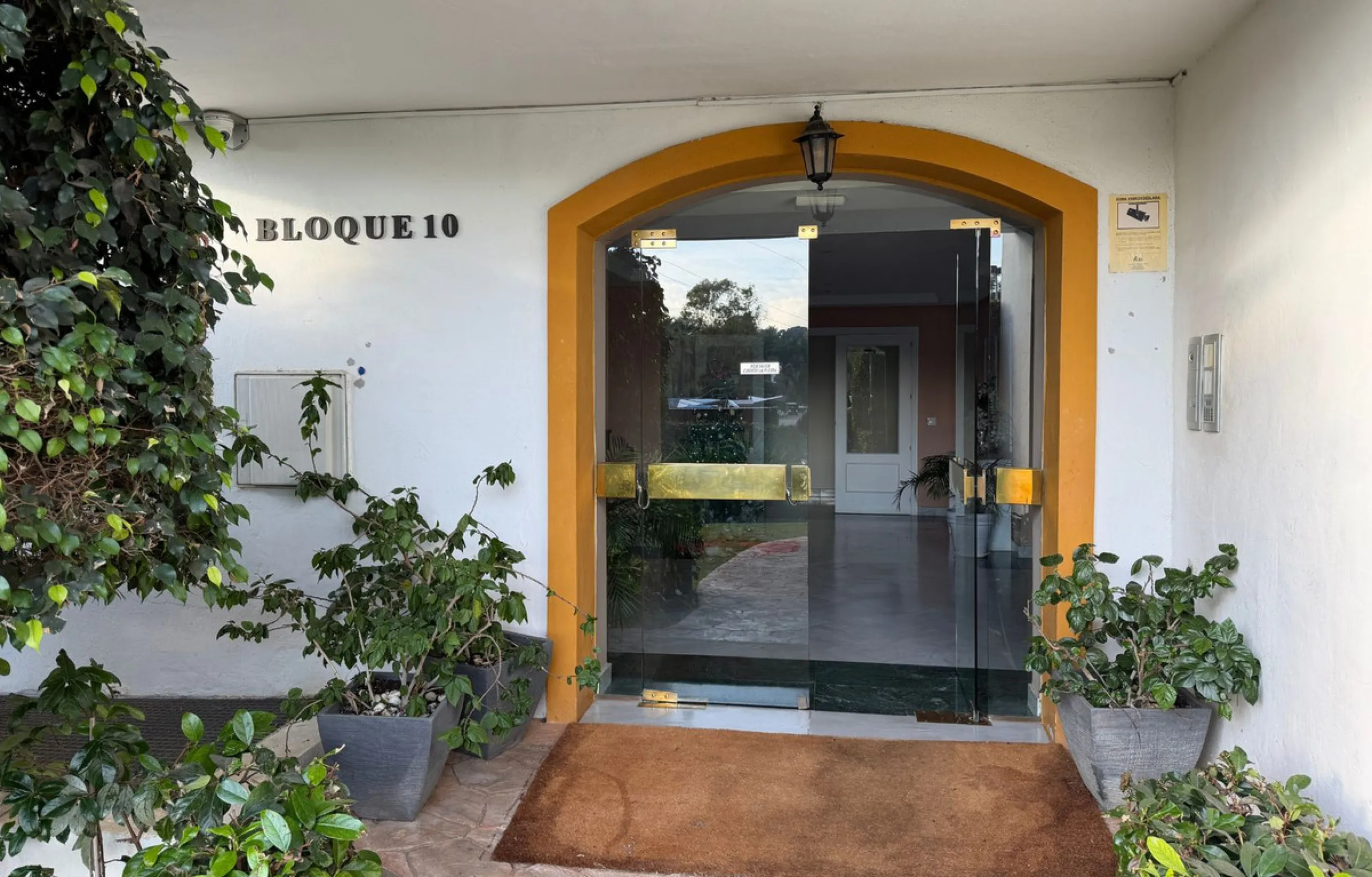 New to the market, ready to move into 2 bed / 2 bath west facing middle floor apartment in La Dama de Noche