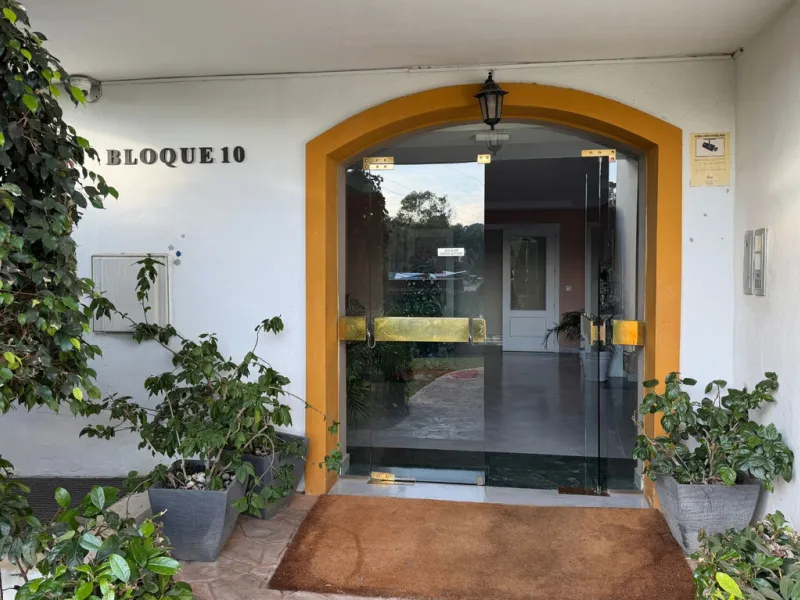 New to the market, ready to move into 2 bed / 2 bath west facing middle floor apartment in La Dama de Noche