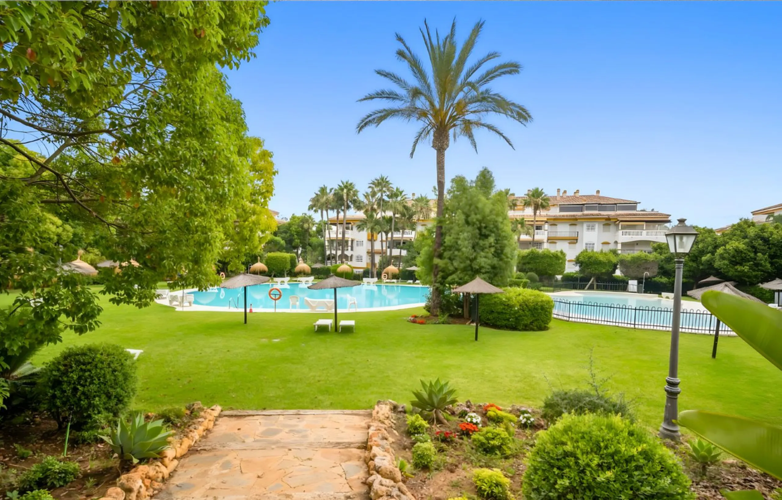 New to the market, ready to move into 2 bed / 2 bath west facing middle floor apartment in La Dama de Noche